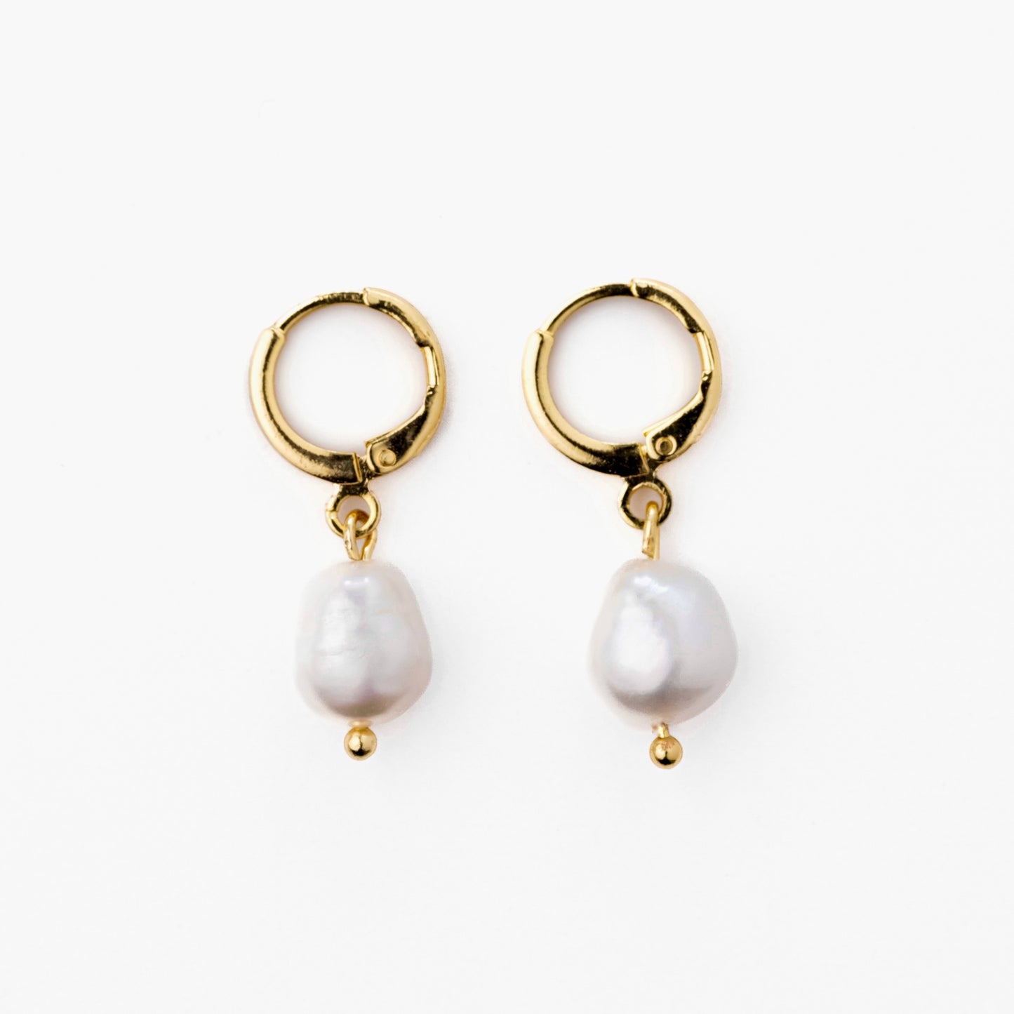 Classic pearl earrings