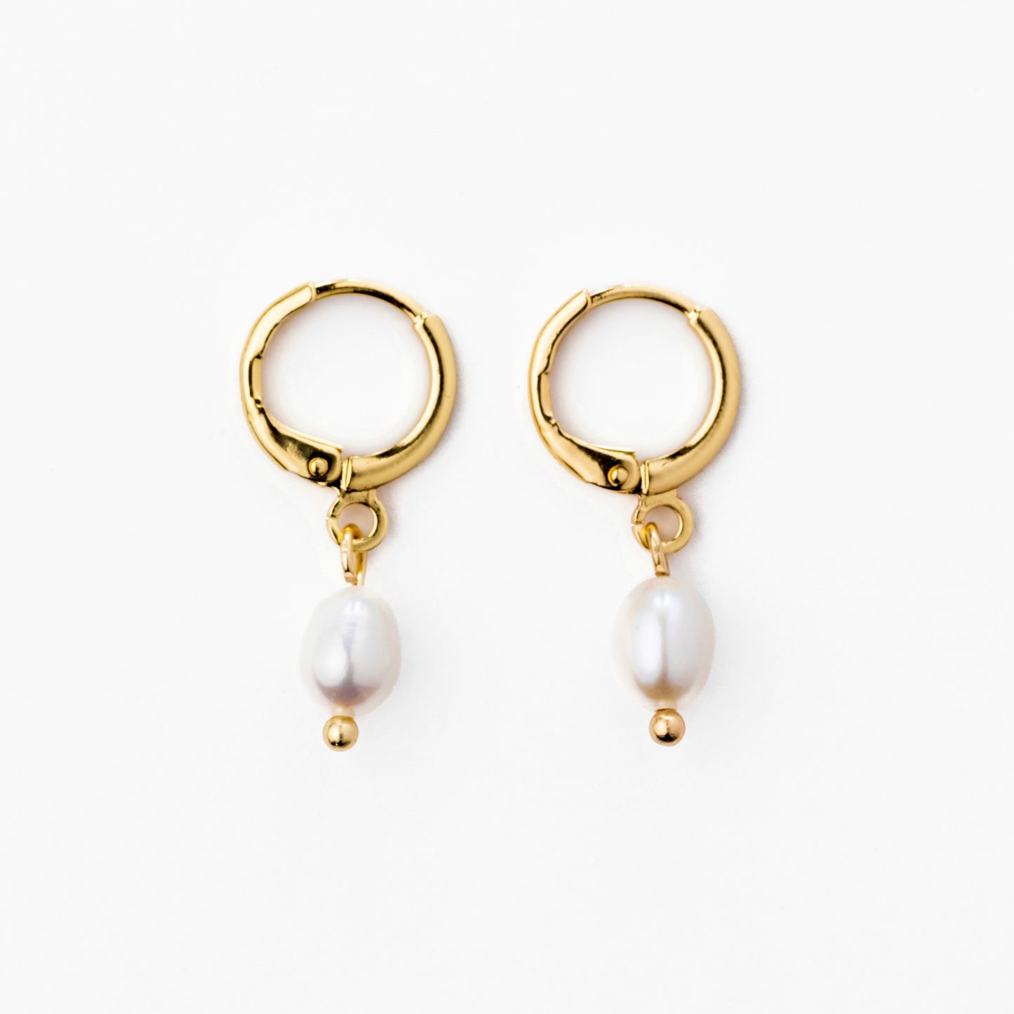 Mini pearl earrings